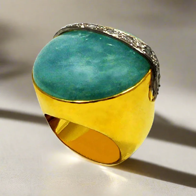 women adjustable rings -Ring in 18k Gold with a 50 ct. aqua marin cabochon and diamonds (B-16)