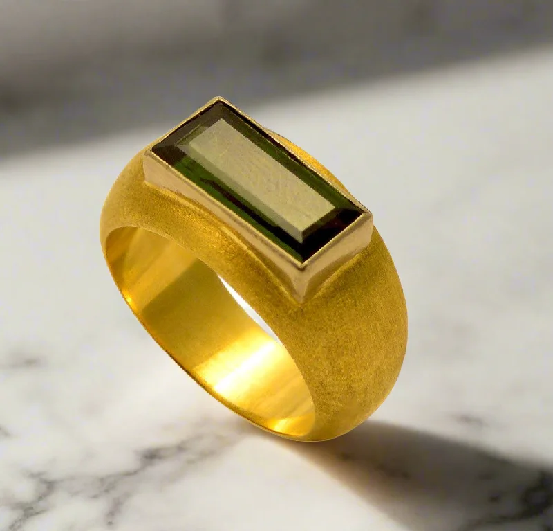 women men’s rings -Ring in 18k Gold with a Green Tourmaline 5c (B-70)