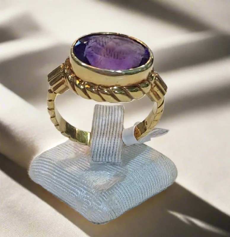 women cushion cut rings -Ring in 18k gold with an amethyst stone