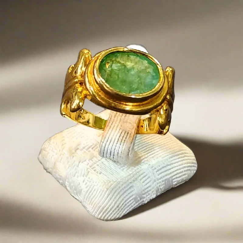 women anniversary rings -Ring in 18k gold with emerald (B-114)