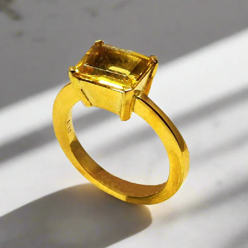 women princess cut rings -Ring in 18k Gold with a faceted citrine (B-51)